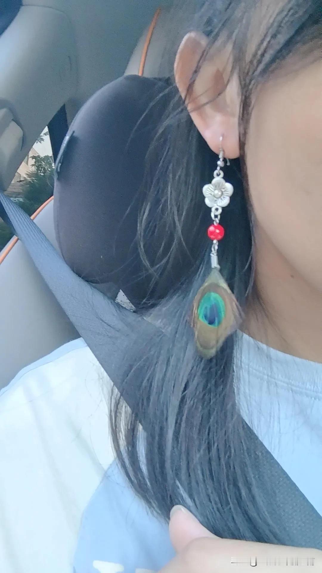 我夏天开车不能穿领口稍微开大一点的衣服，因为安全带好粗糙，会磨脖子和锁骨。专门买