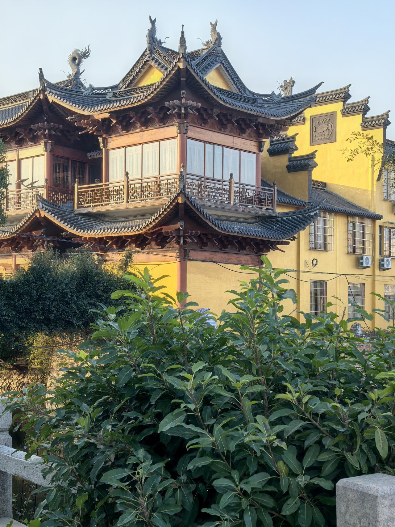 去乡村转一圈，发现村村有寺院，且越建越大，占用大面积的土地。
这些寺院，大门口上