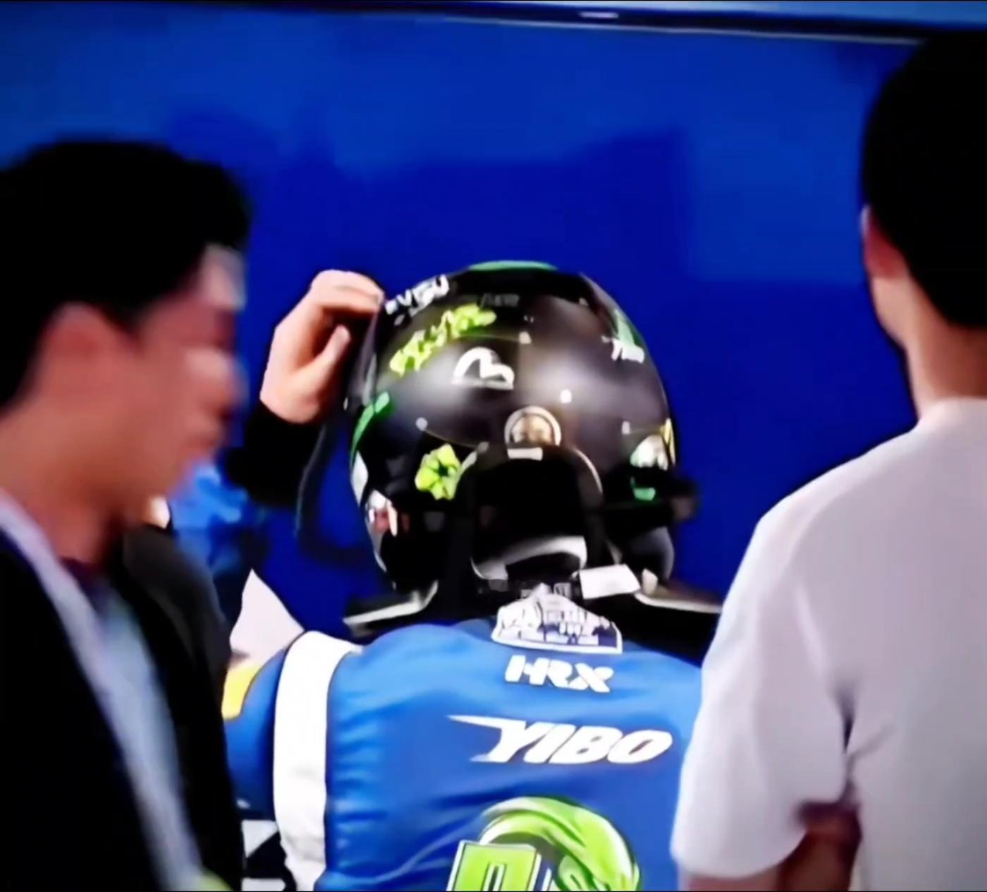 哈哈哈哈哈想挠头 发现戴着头盔 只能挠头盔了