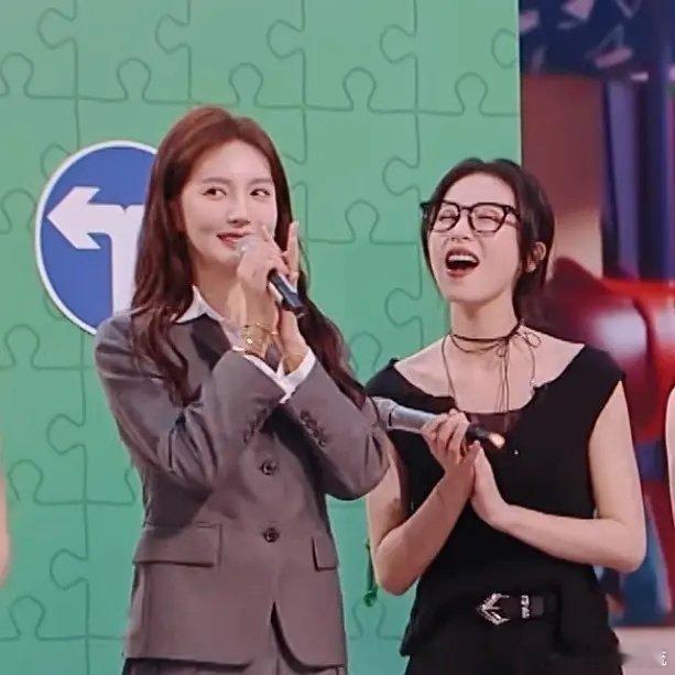 周雨彤真的好做作呀 ​​​