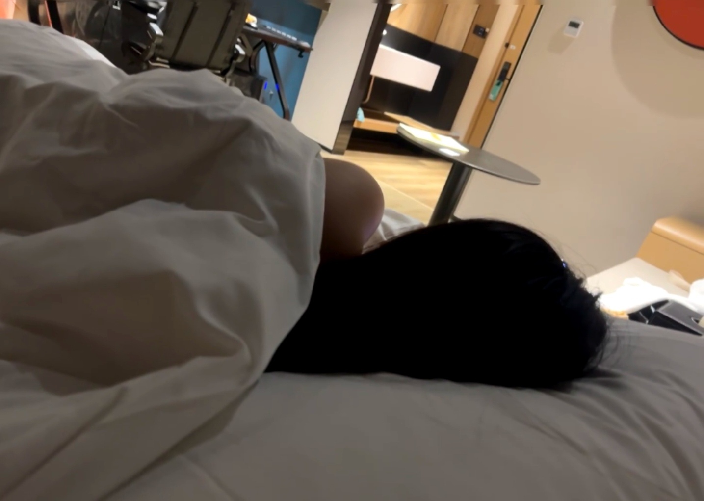我的夫人 花野 在他的床上。 ​​​