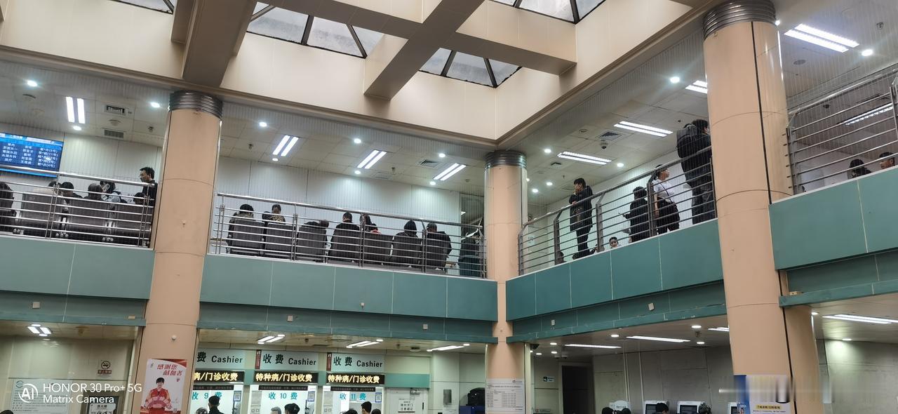 不是医院小了，而是现在的病人太多了。
   上午陪着家人去北大肿瘤医院中医科开药