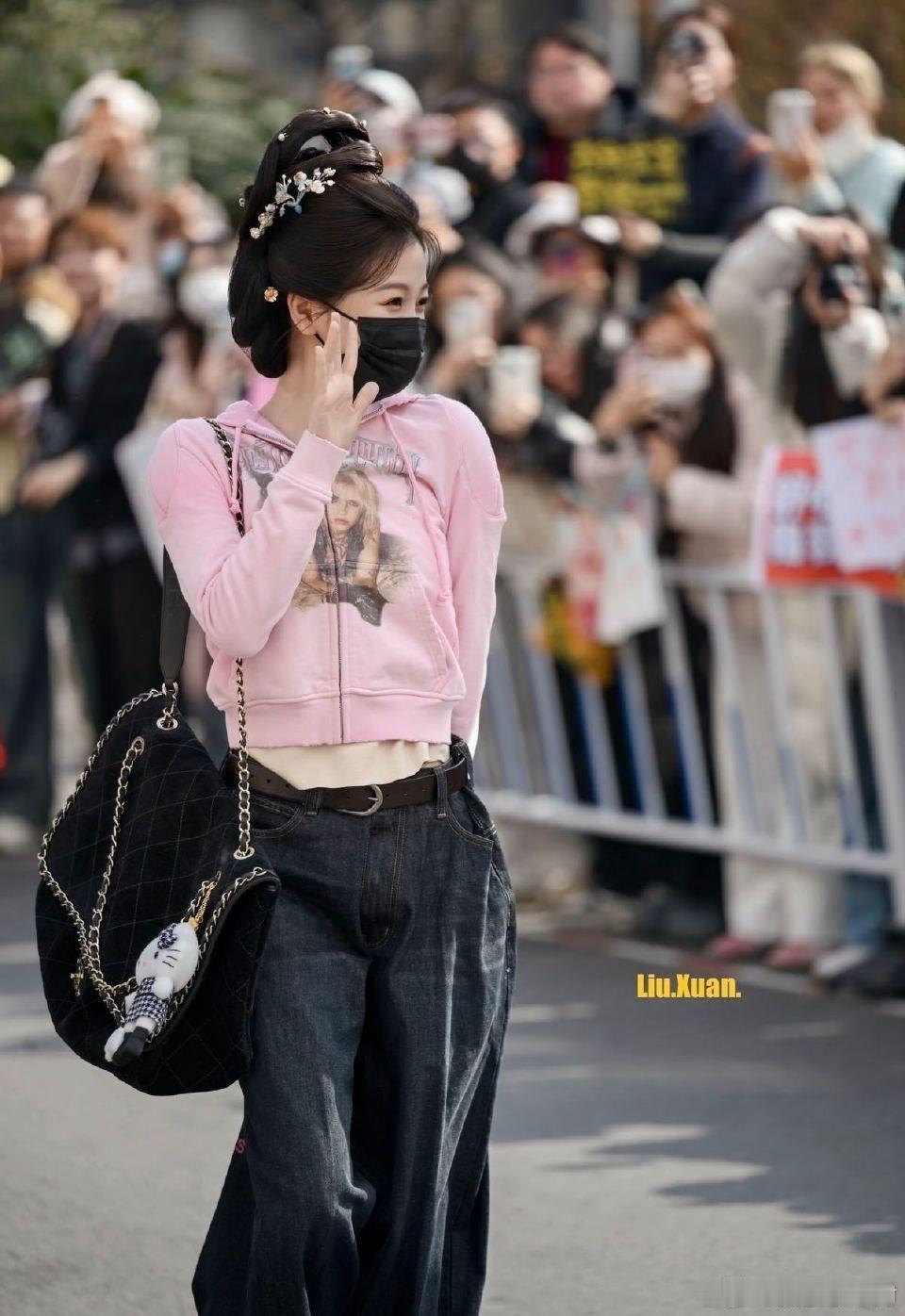 虞书欣遇见了小时候的自己 虞书欣解锁双向治愈名场面！遇小时候的自己笑眯眯挥手，完