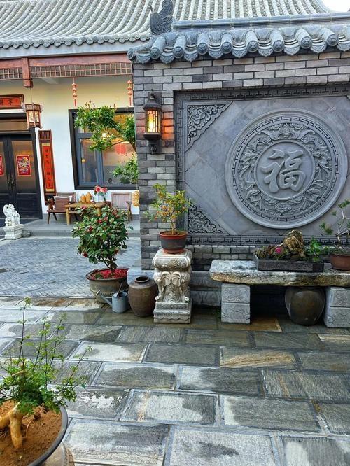 上联：七梁八柱九间房
下联：卅凳廿桌什张床