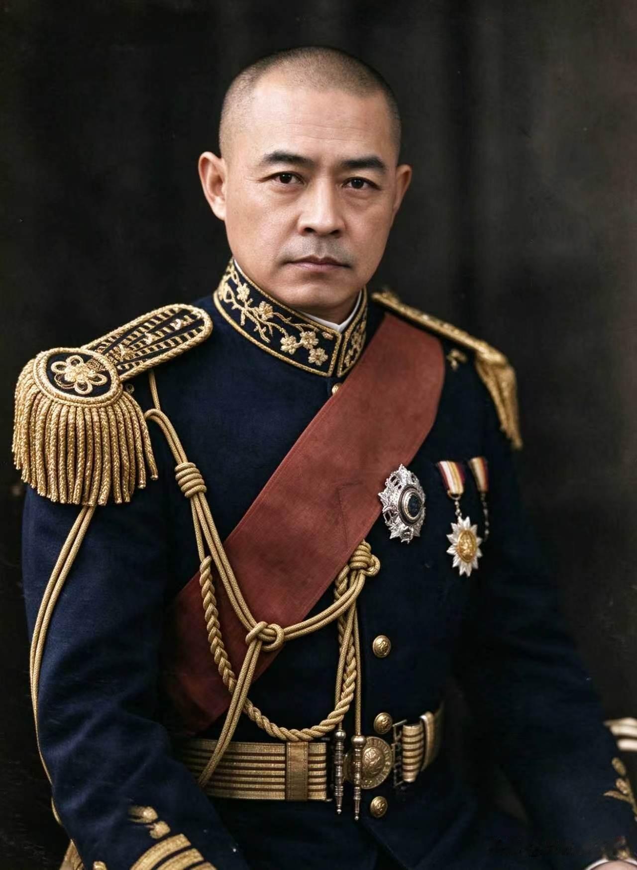 1938年5月，徐州。60万国军被30万日军三路合围。

第五战区司令部里，李宗