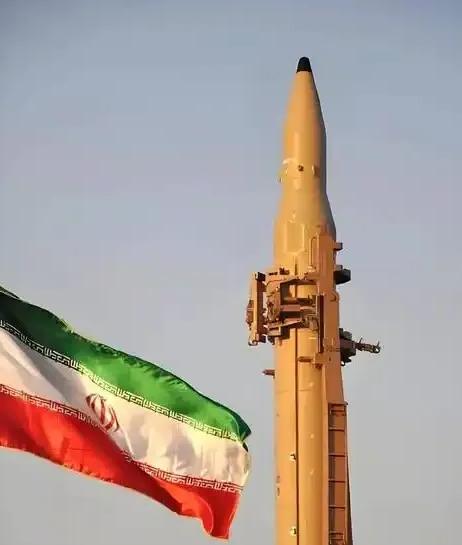 2月底，美以联合发动空袭，外界一片唱衰伊朗的声音：三天就举白旗，一周之内必跪地认