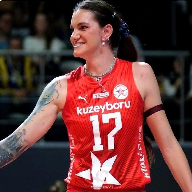 当主攻手的扣球像炮弹砸穿对手防线，为什么全队却像散架的积木垮在场上？
2023世