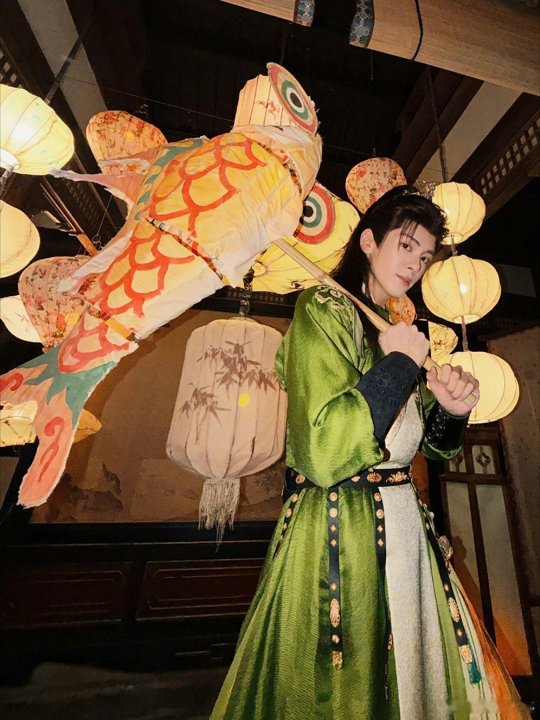 出片王者实锤！曾舜晞古风造型太绝，锦鲤花灯配少年，古韵氛围感直接拉满。曾舜晞