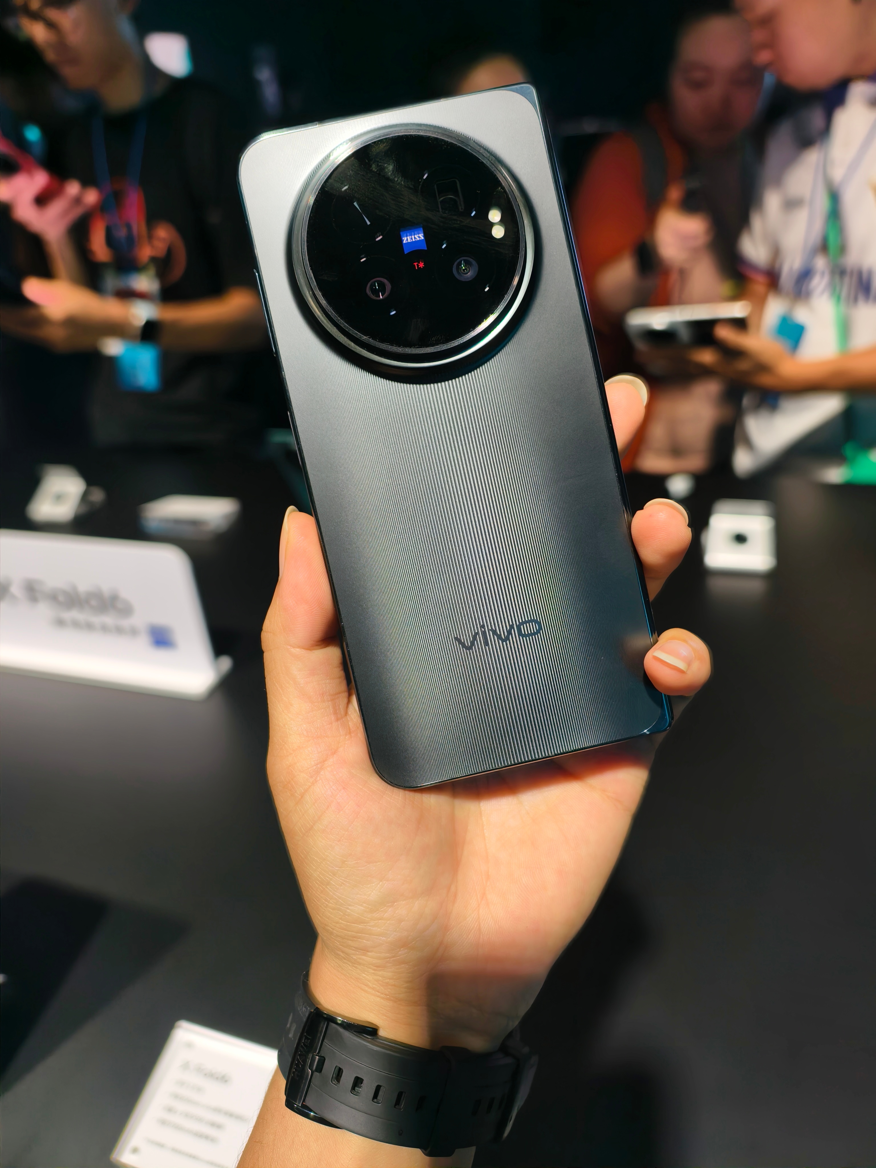 vivo X Fold6的三个颜色，发布会现场实拍，大家看看更喜欢哪一个？viv