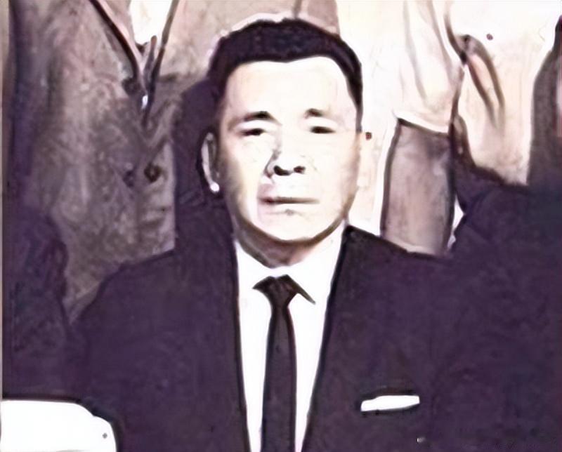 照片上的人是向华强的父亲向前向前早年投身军统，是戴笠心腹，获少将军衔。抗战胜利后