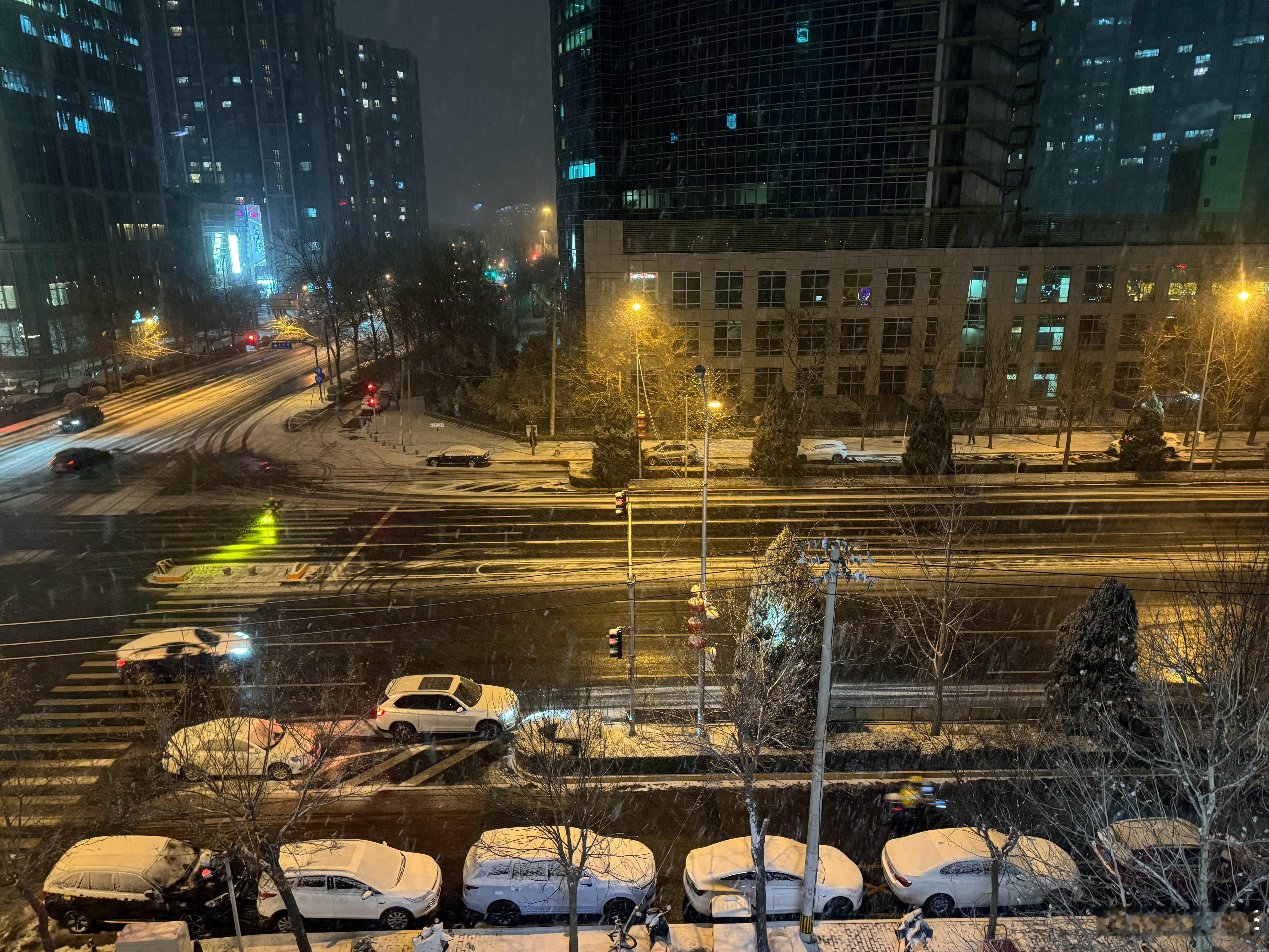 这么大雪啊[傻眼]明早飞机能正常飞不[允悲]#北京下雪#  ​​​