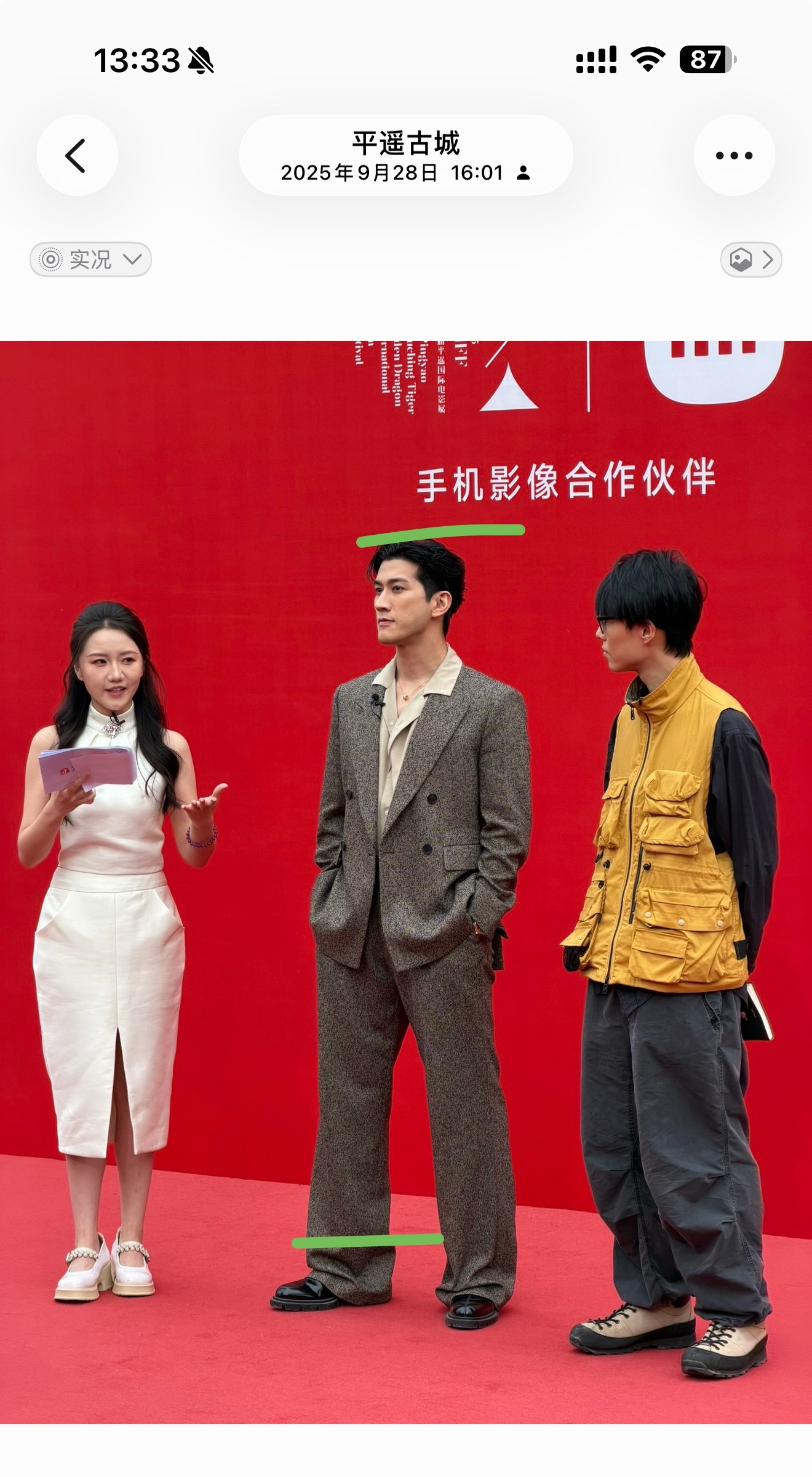 李治廷就是在照片中看起来很高大，以及他的头非常小，非常精致，立体有后脑勺。就是长