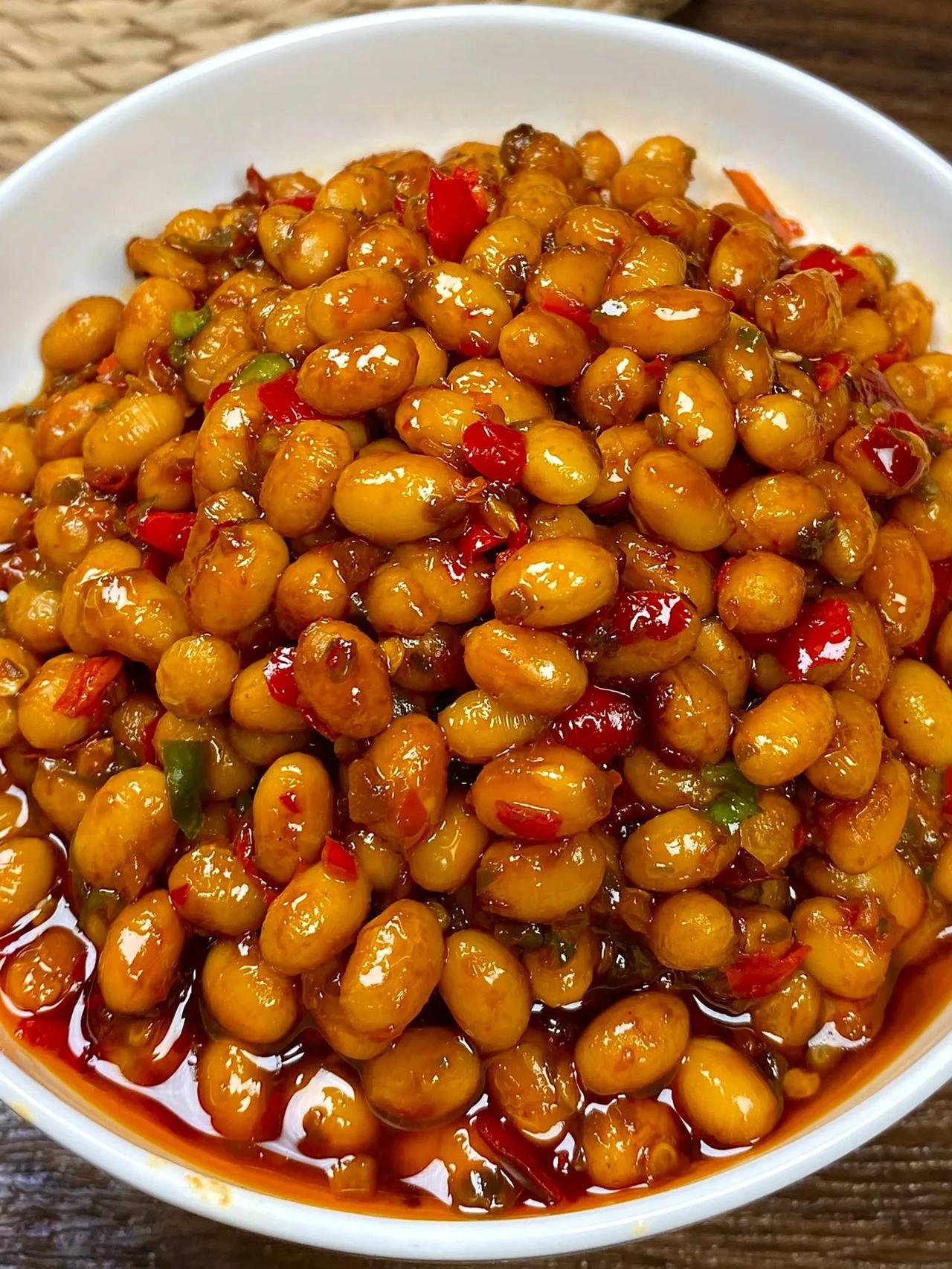 香辣浓郁的黄豆酱好吃是好吃!就是废馒头!
做法：
1、黄豆提前浸泡一夜，放黄豆、