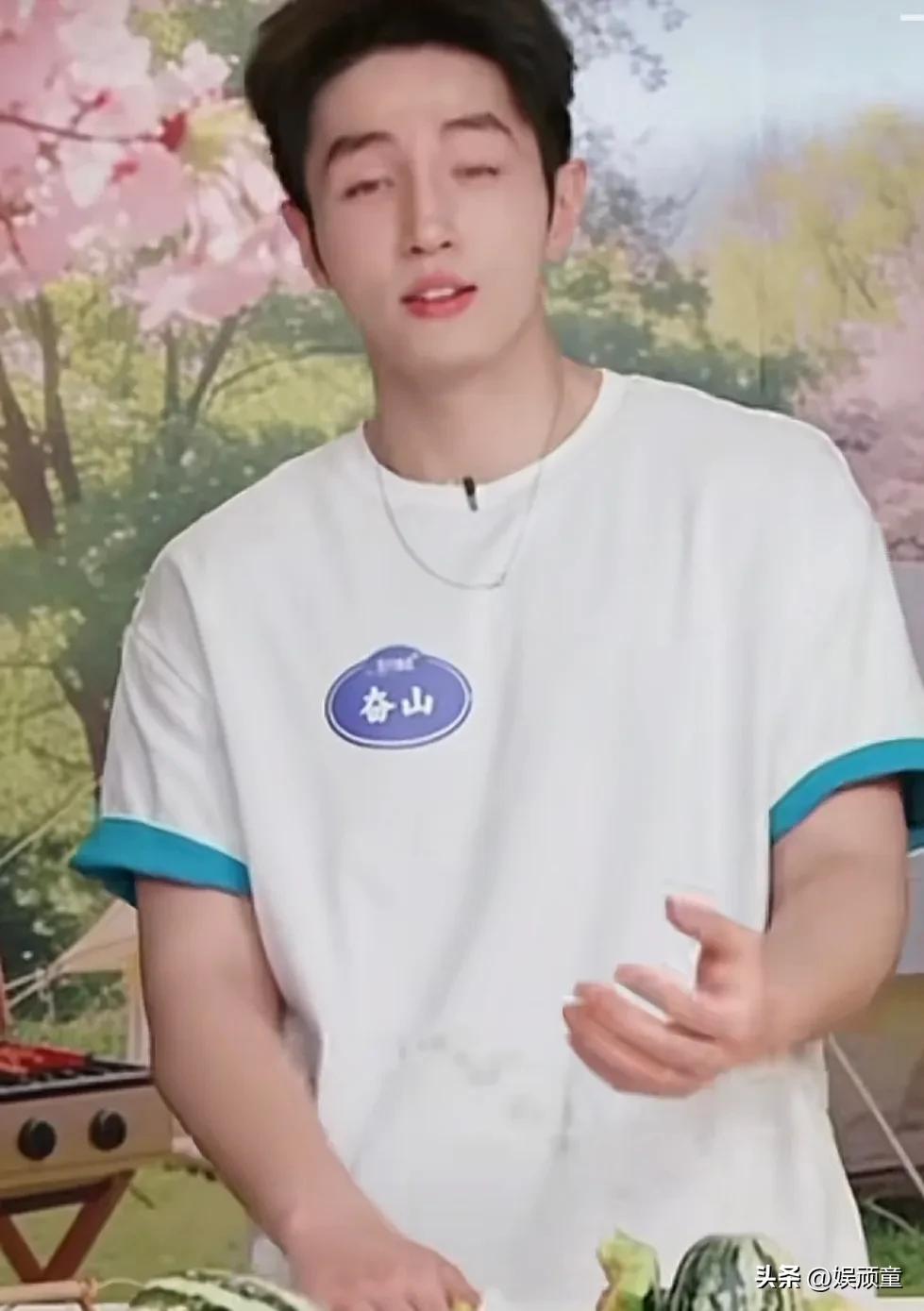 新东方出来的人能说不是个例！
东方甄选的新主播奋山，看到屏幕中有人留言，让他签名