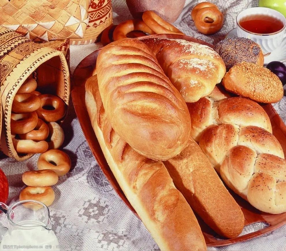 最近在短视频里看到上海一家面包店把高价面包扔进黑袋子，一筐一筐往里塞，心里有点不