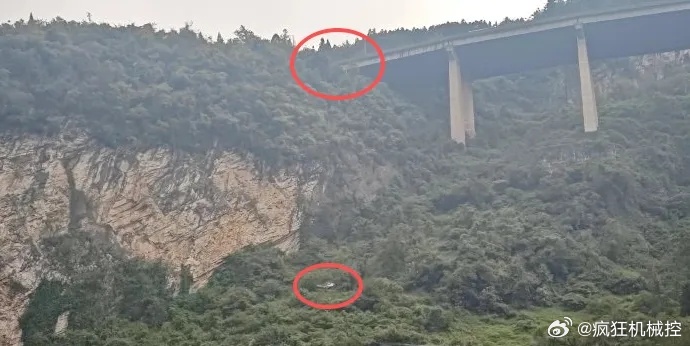 近百米悬崖坠车！这车身质量杠杠滴！最近，四川泸州古蔺县山区国道发生一起惊险事故，