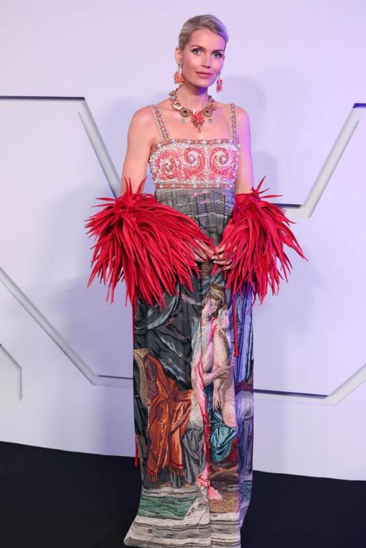 斯宾塞家族虽然传承了几百年，但是她们不团结，外戚斗争水平差。
戴安娜王妃输给卡米