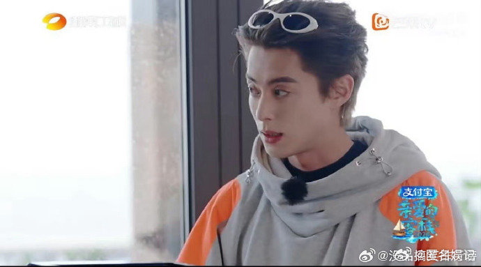 王鹤棣在无语的时候真的很无语亲爱的客栈王鹤棣在节目里表现太好，真实自然有分寸，无