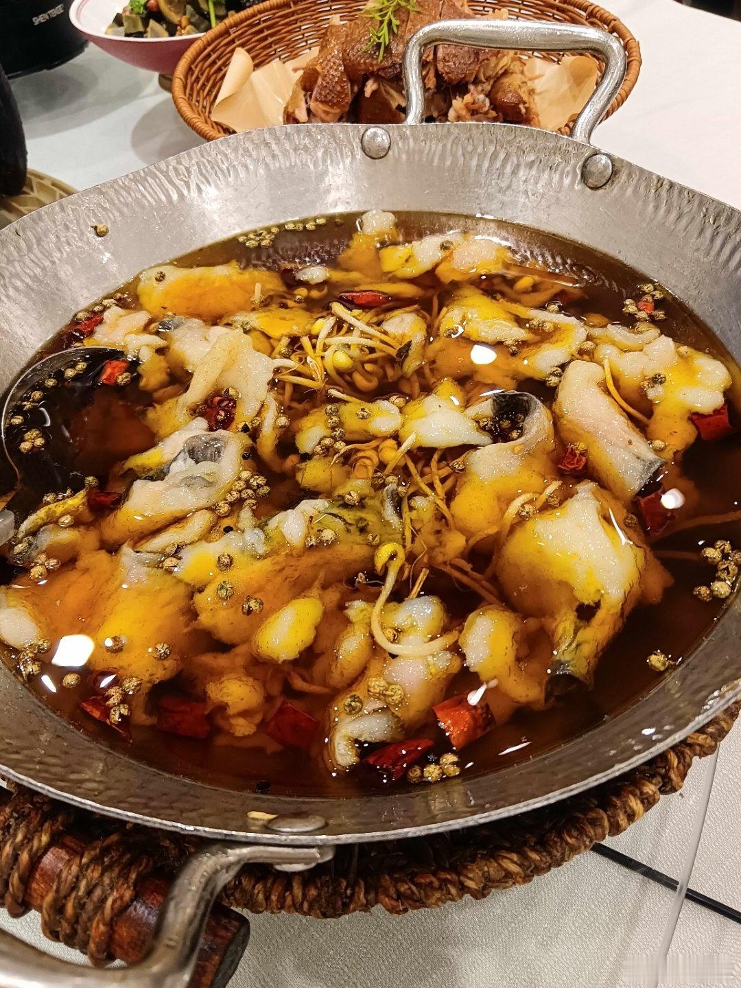 特朗普伊朗干仗了海峡封锁了石油又涨了，个人认为硬科技有大C浪⬇️的风险，上证有来