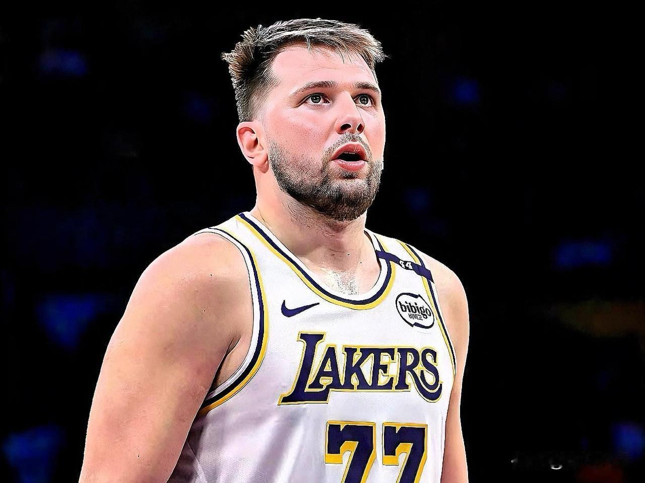 杜兰特凭借极致身高与技术，打造无解错位进攻，重新定义现代得分形态，推动无位置篮球