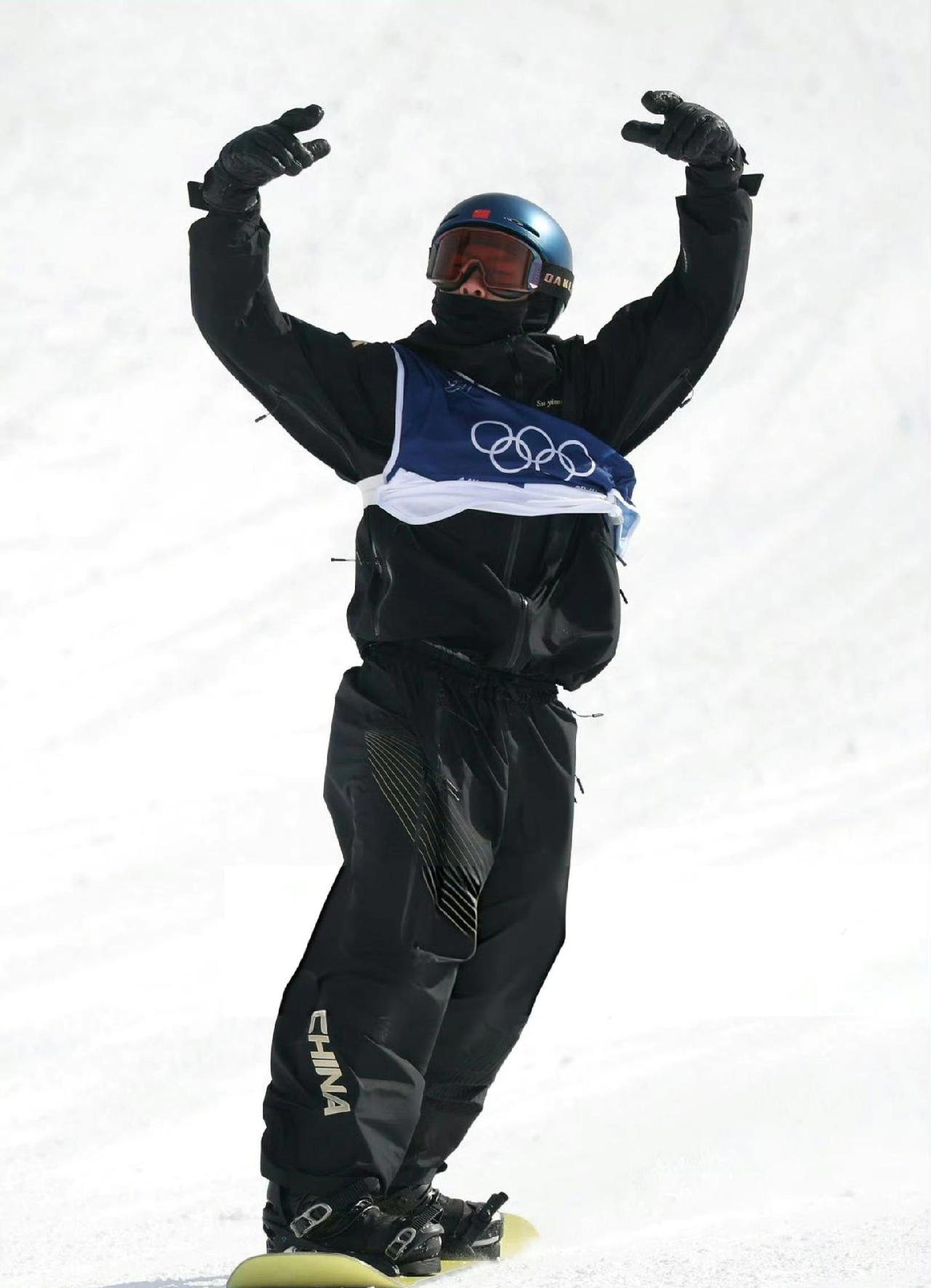 苏翊鸣，2026冬奥会中国队首金。
 
2月18日恰逢苏翊鸣22岁生日，他在单板