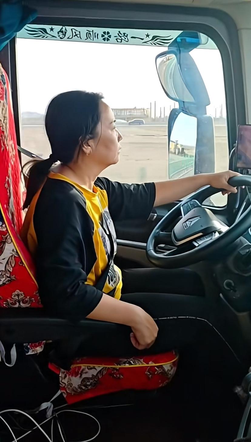 丈夫偏瘫，妻子开大货车养活家人！谁说女人不能开大车，她不仅开的稳，还把瘫痪得丈夫