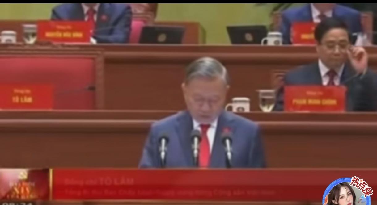 越南十四大开幕式特点是“高度模仿，定位不准，脚踏两条船”。
    越南现在应该