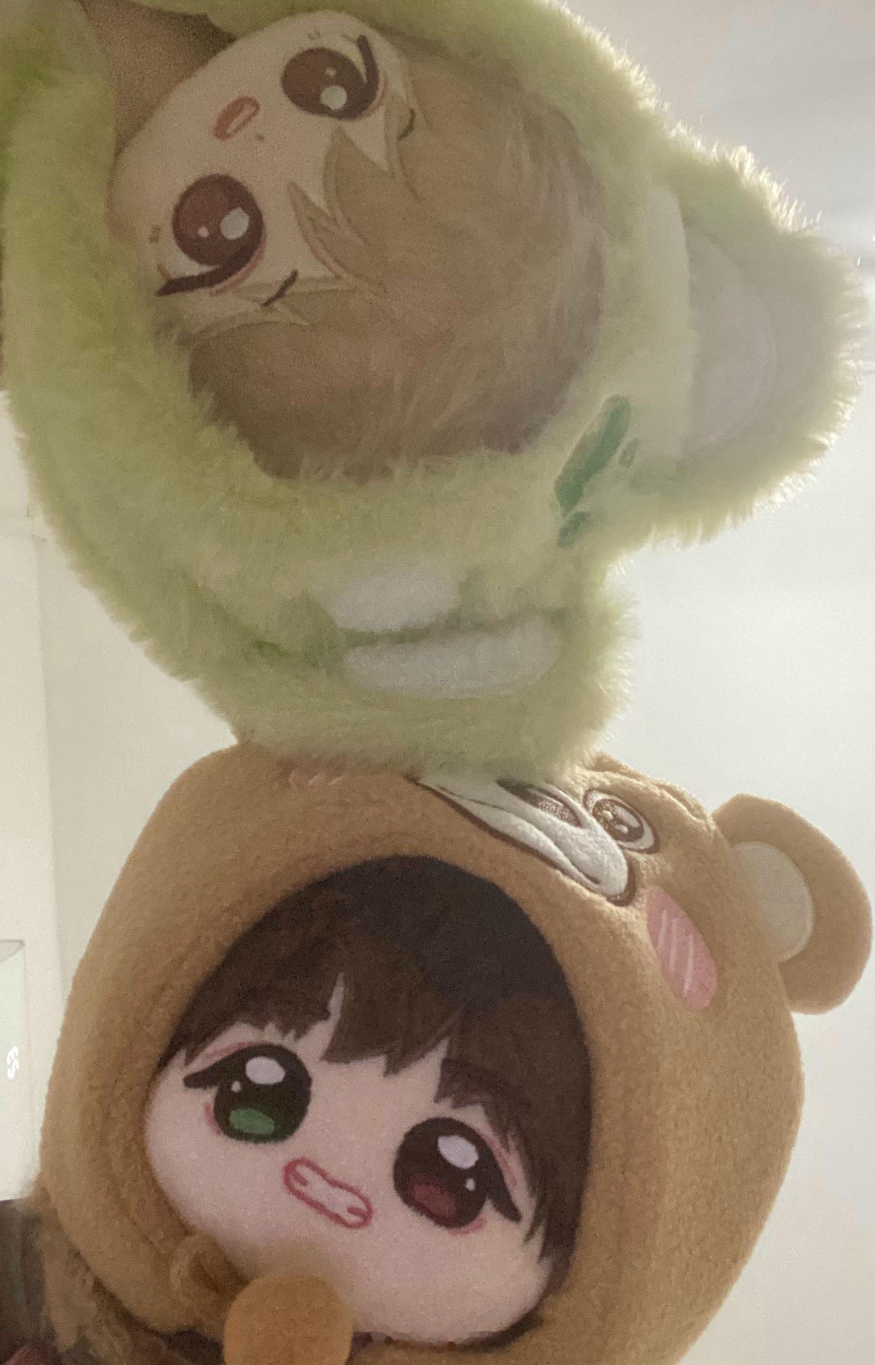 两兄弟偷玩手机中… 