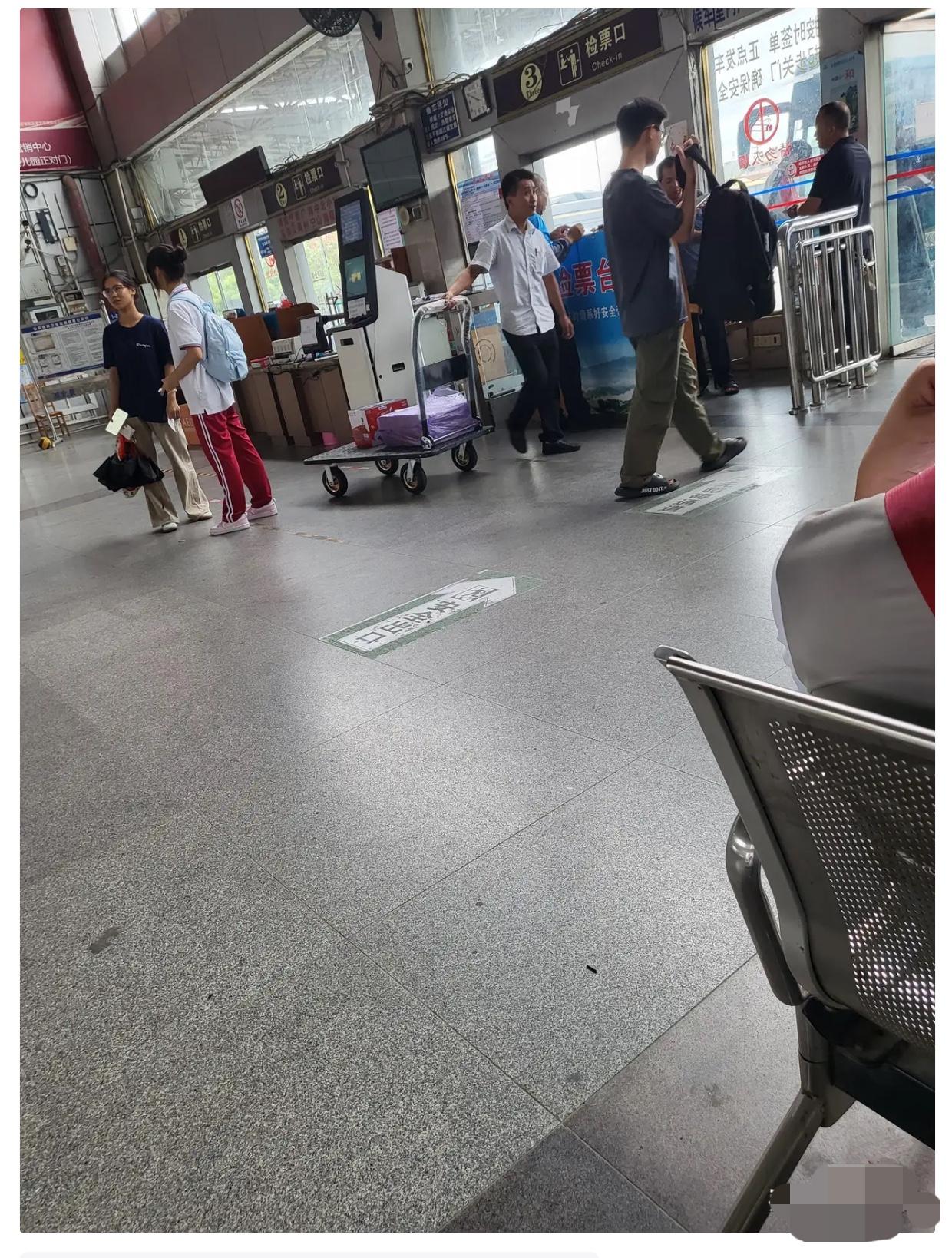 希望比岗位重要
现在很多人把年轻人不愿意拼、不愿意卷，都简单归结为态度问题，好像