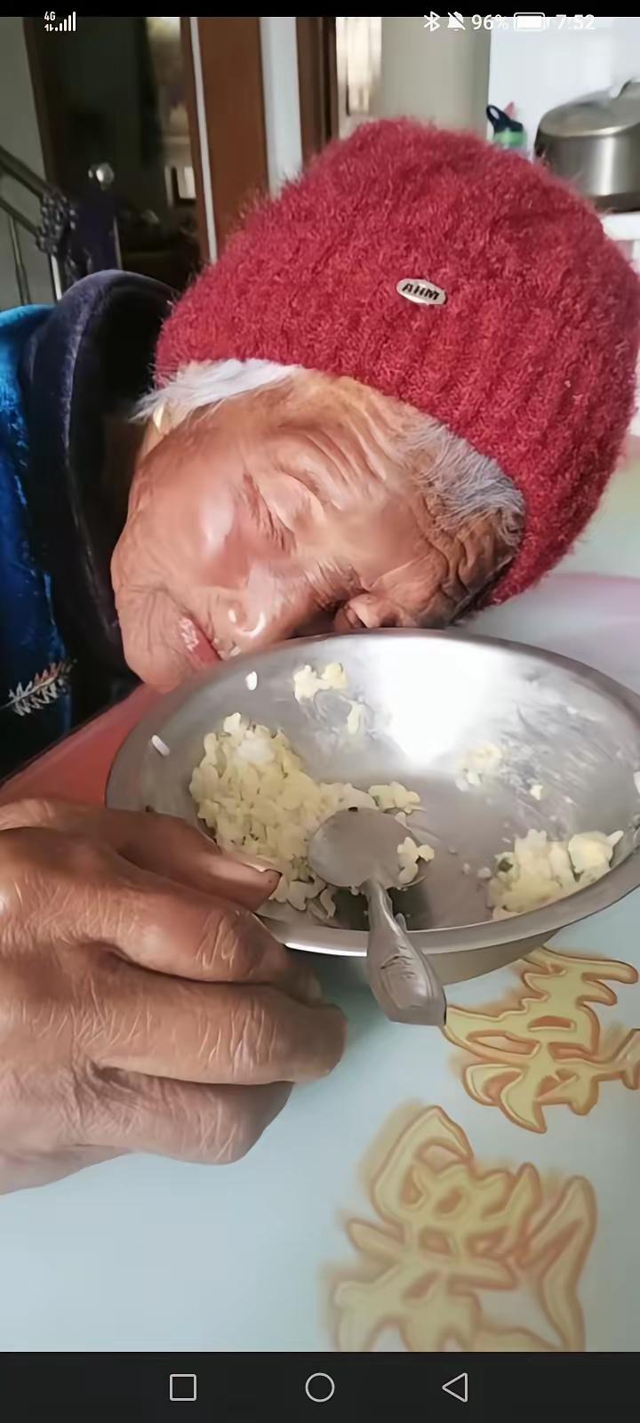 痛心！心痛如刀割。母亲正吃着饭，突然趴在桌子上，双目紧闭，不会吭声了，儿子喊了几