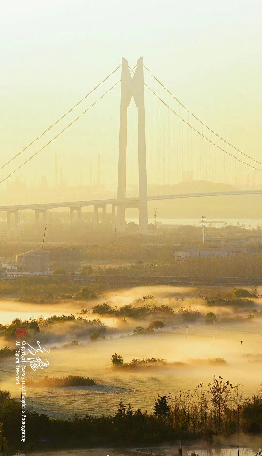 【10分钟过江，对南京意味着什么？】
初冬的长江之上薄雾轻笼
一座主跨1760米