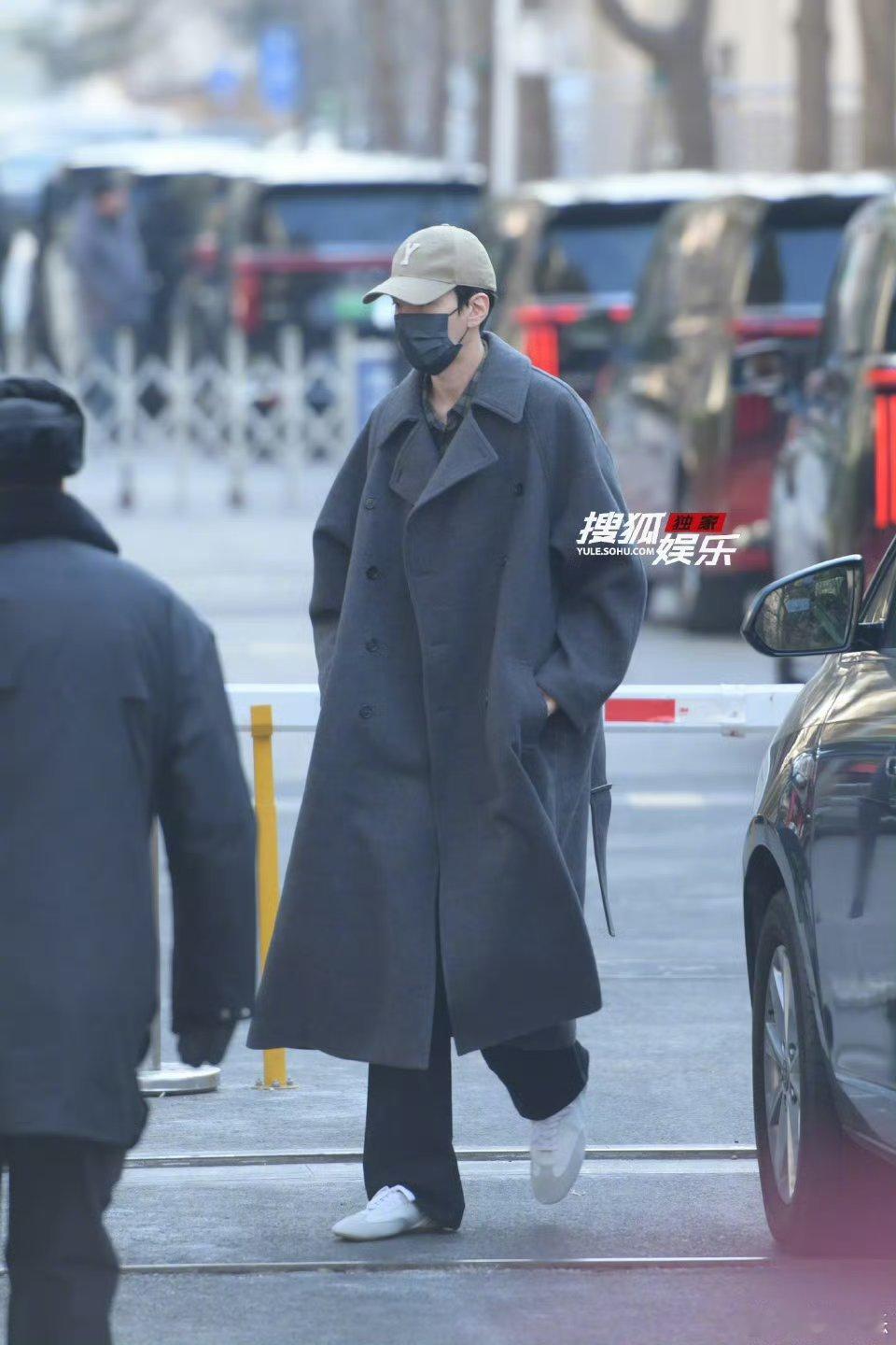 毕雯珺参加今年春晚的第二次联排，这一身看着好舒服 