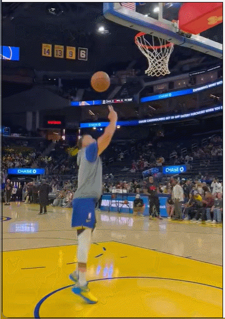 许久不见！库里今日再秀空接扣篮！
在今天NBA常规赛勇士对阵火箭的赛前热身中，许