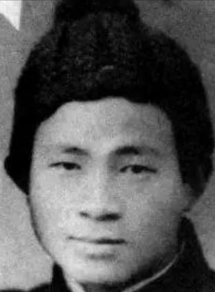 1941年，一个男孩在上厕所时，发现墙缝里似乎藏着什么东西，他用手把泥巴刮开，竟