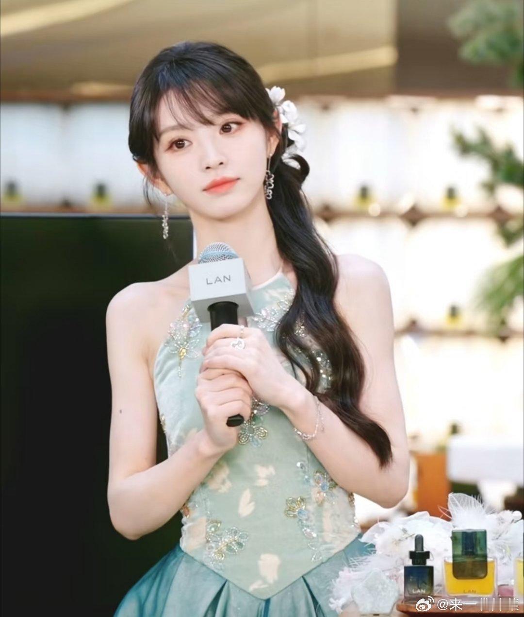 田曦薇今日直播状态，随手截图都好甜 