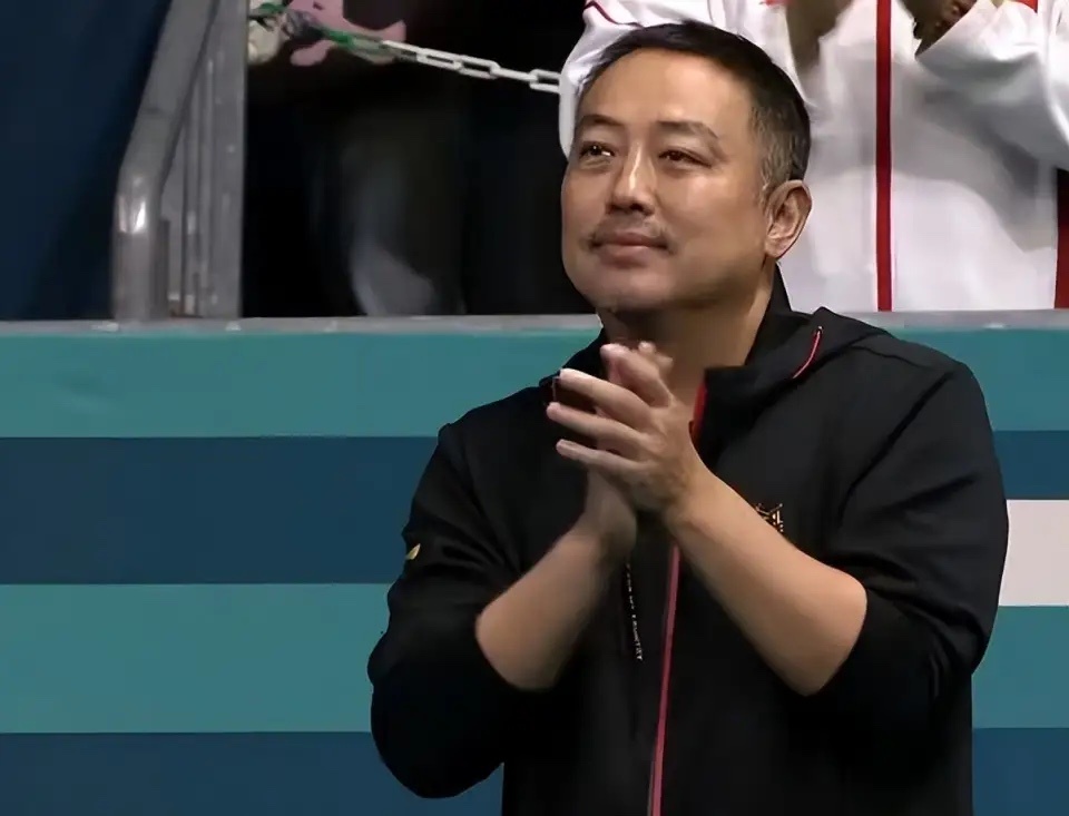 王楚钦夺冠：屏幕前的刘国梁一定“喜极而泣”亚锦赛夺冠时，刘国梁抚摸着王楚钦的脸说