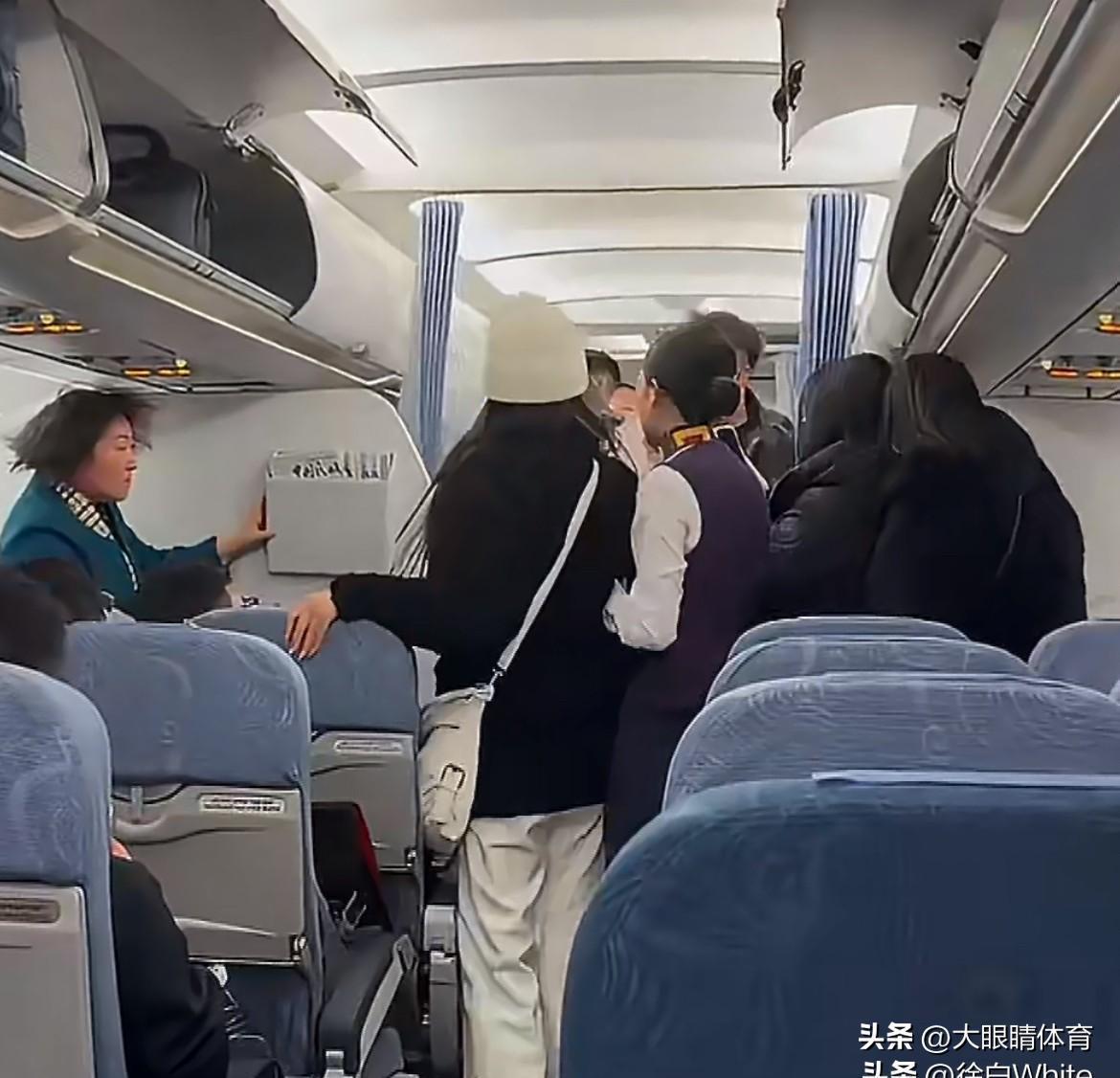 飞机舱内，助理挥手打掉手机，却误伤粉丝脸颊——这一幕撕开了明星安保的遮羞布。
粉