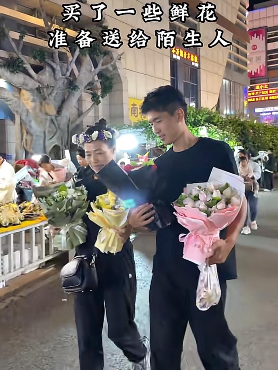 海军和妈妈给路人送花，一束骄傲玫瑰，感动妈妈。
 
海军带着妈妈来到云南游玩，打