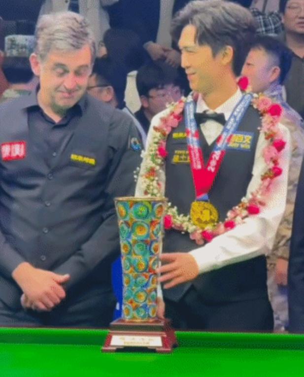 太有喜感了！
望着眼前的冠军奖杯，拿过41座排位赛冠军奖杯的奥沙利文，也不淡定了