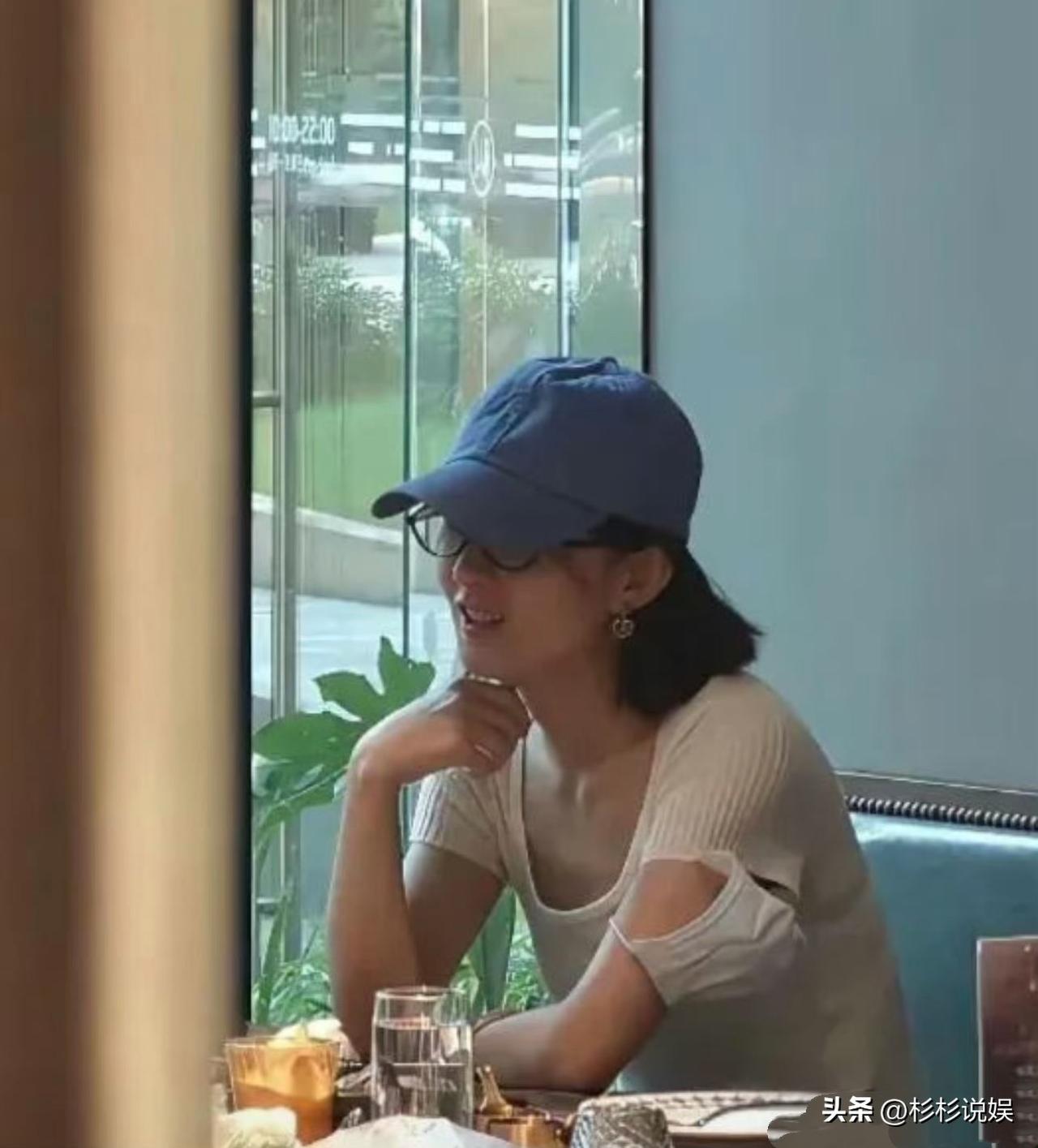 近日，有网友在上海某高档餐厅偶遇赵丽颖。

戴着棒球帽和眼镜，一脸素颜的赵丽颖看