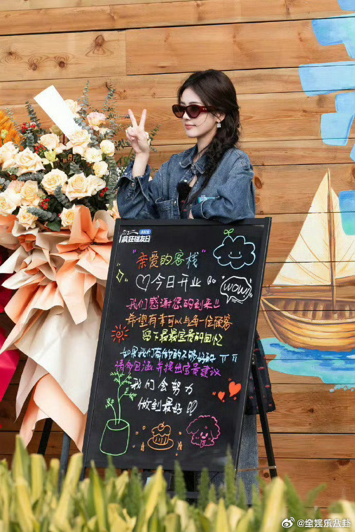 只有白鹿一个人自恋亲爱的客栈白鹿真的太可爱了，自恋又不招人烦，反而越看越讨喜，在