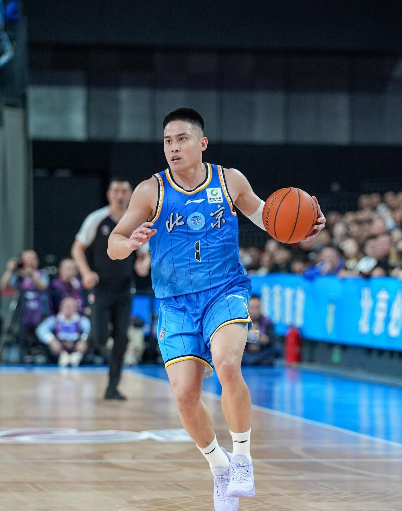 北京当家控卫陈盈骏真是球队的大腿！在今天北京主场以117：73战胜广州的比赛中，