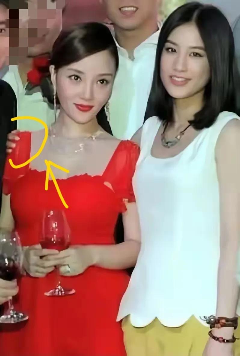看来贾乃亮一直没放下黄圣依！
和李小璐的婚礼竟然还把身为初恋的黄圣依给请来了，黄