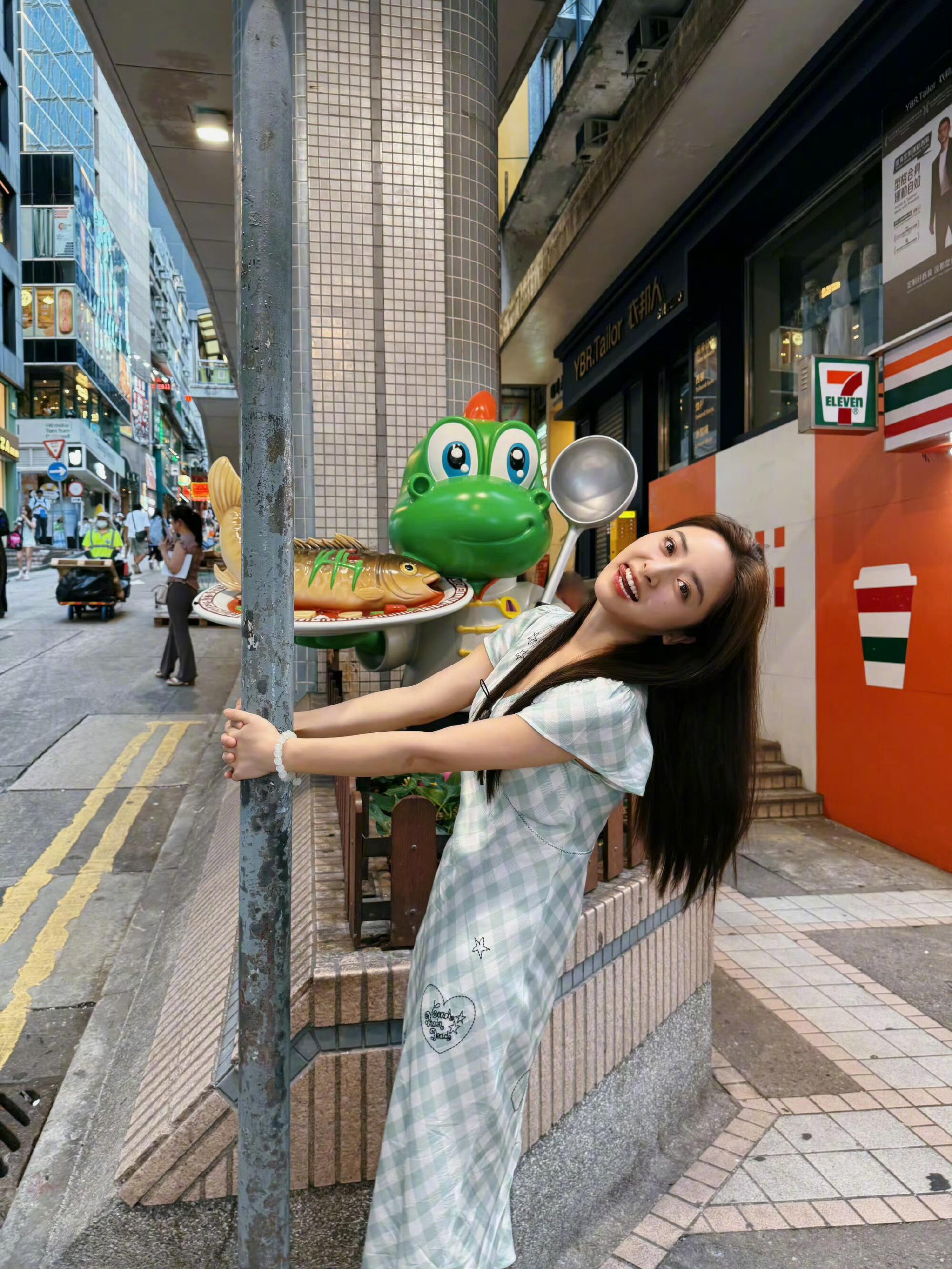 #咪咕星鲜事##沈月香港游客照#月月这组香港游客照也太鲜活了吧！明媚的少女感扑面