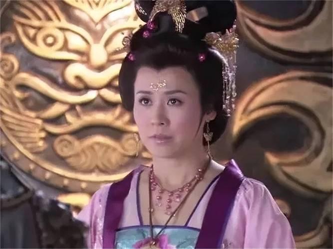 王宝钏当上皇后，天上为何突降异象？18天后她撒手人寰，王家一夜消失，原来早已注定