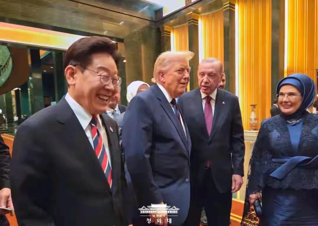 韩国总统李在明出访土耳其安卡拉期间，又拉着金惠景找到特朗普畅谈了起来，看得出两个