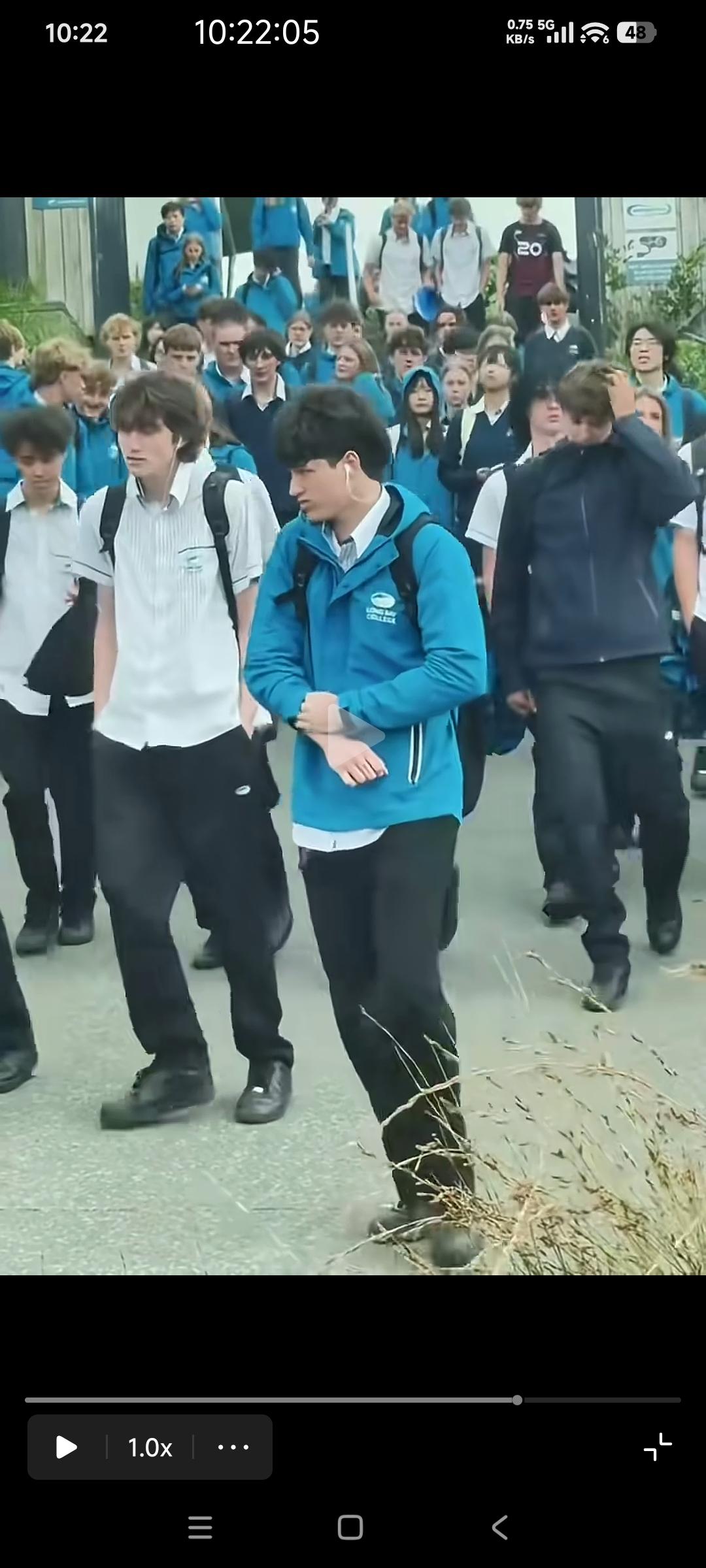华人在新西兰某中学门口拍的，当地的学生很多黄毛，电发，看起来精神抖擞！

华人说