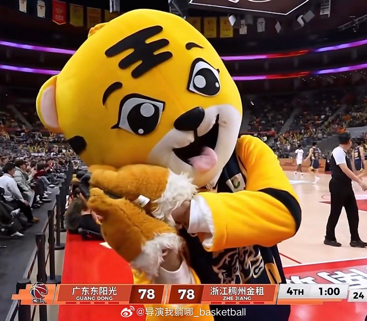 这剧情我上赛季季后赛看过，广东宏远吉祥物在第四节做出“晚安”的庆祝动作，最终球队
