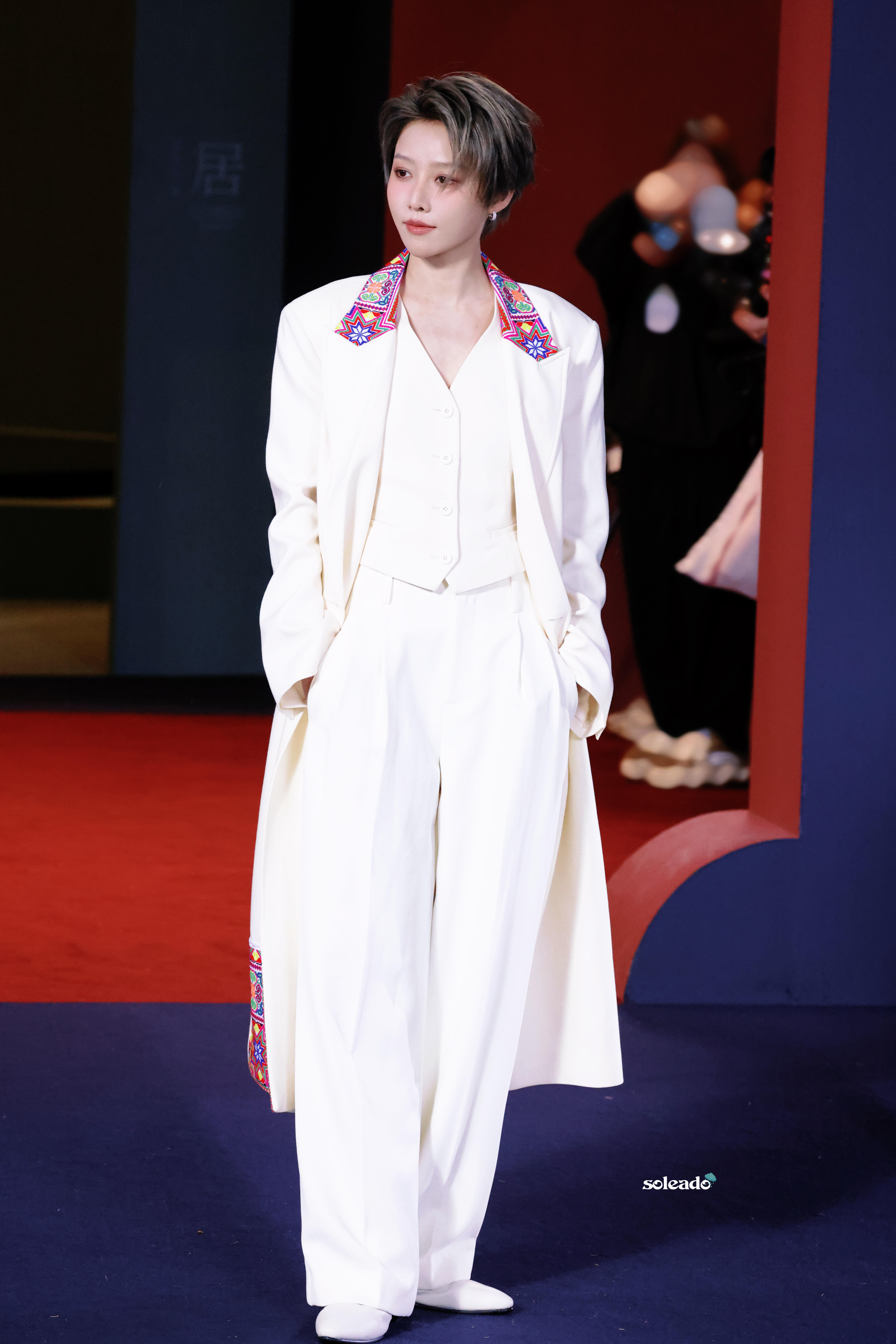 刘雨昕，今日上城士非遗巡游展活动红毯。把苗绣穿在身上，将非遗和时尚完美融合，超美