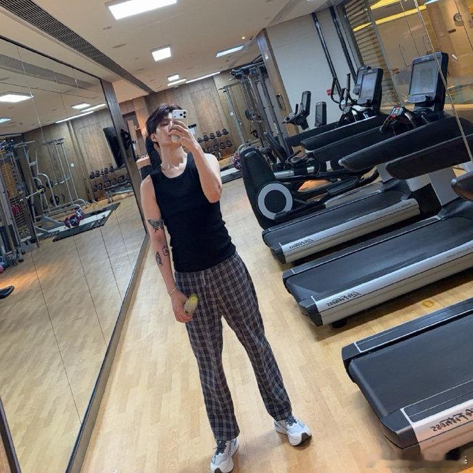 范丞丞长脖子优势赢麻了玩游戏躲喷水全靠长脖子buff，范丞丞一点没被淋到，妆发纹